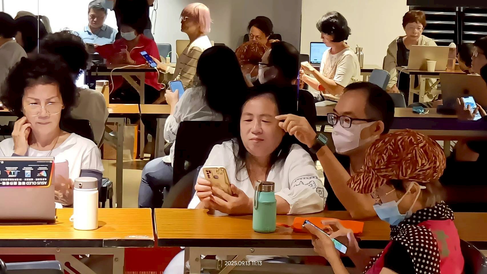 課程活動照片：多位學員在教室中使用電子設備