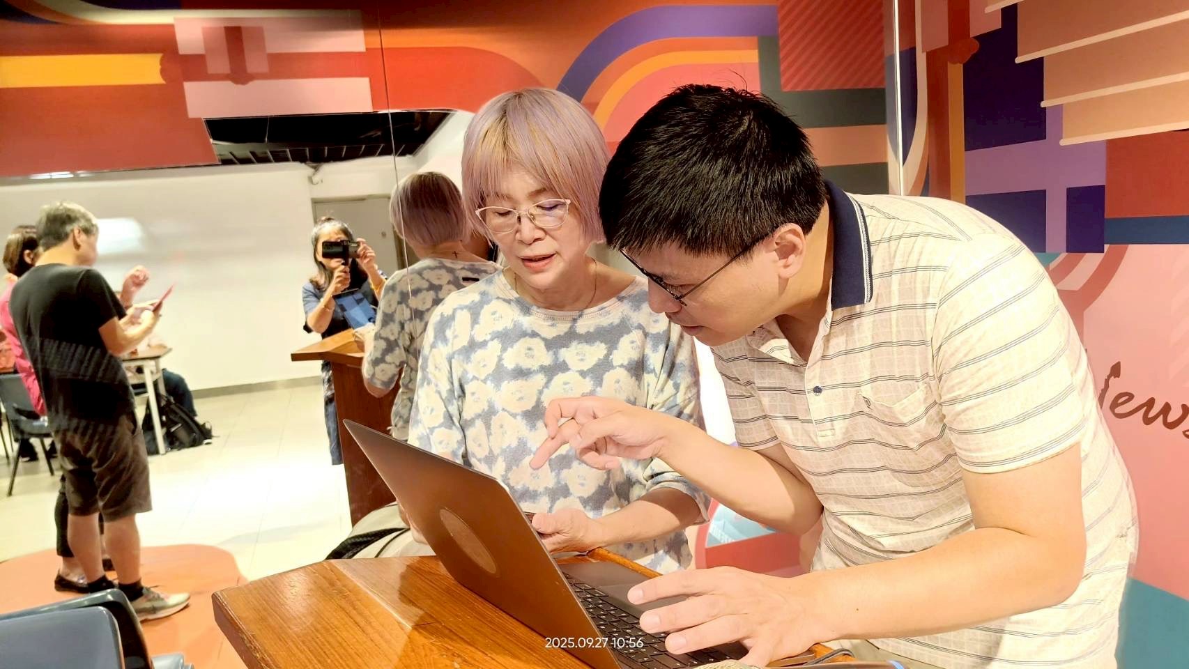 課程活動照片：講師與學員使用筆記型電腦