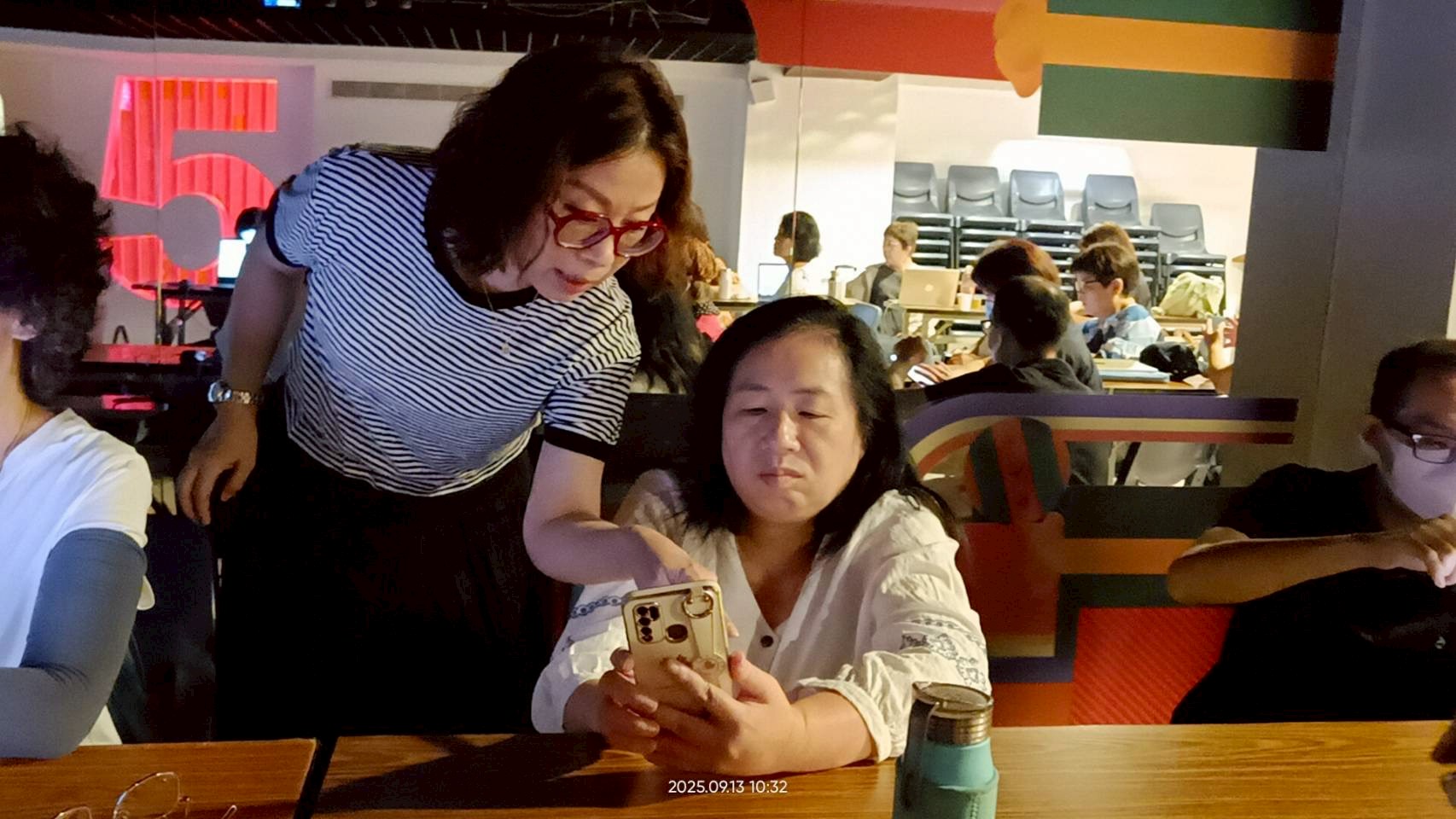 課程活動照片：老師與學員互動